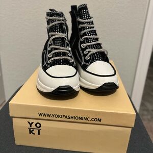 Yoki Monochrome High-Top Sneakers